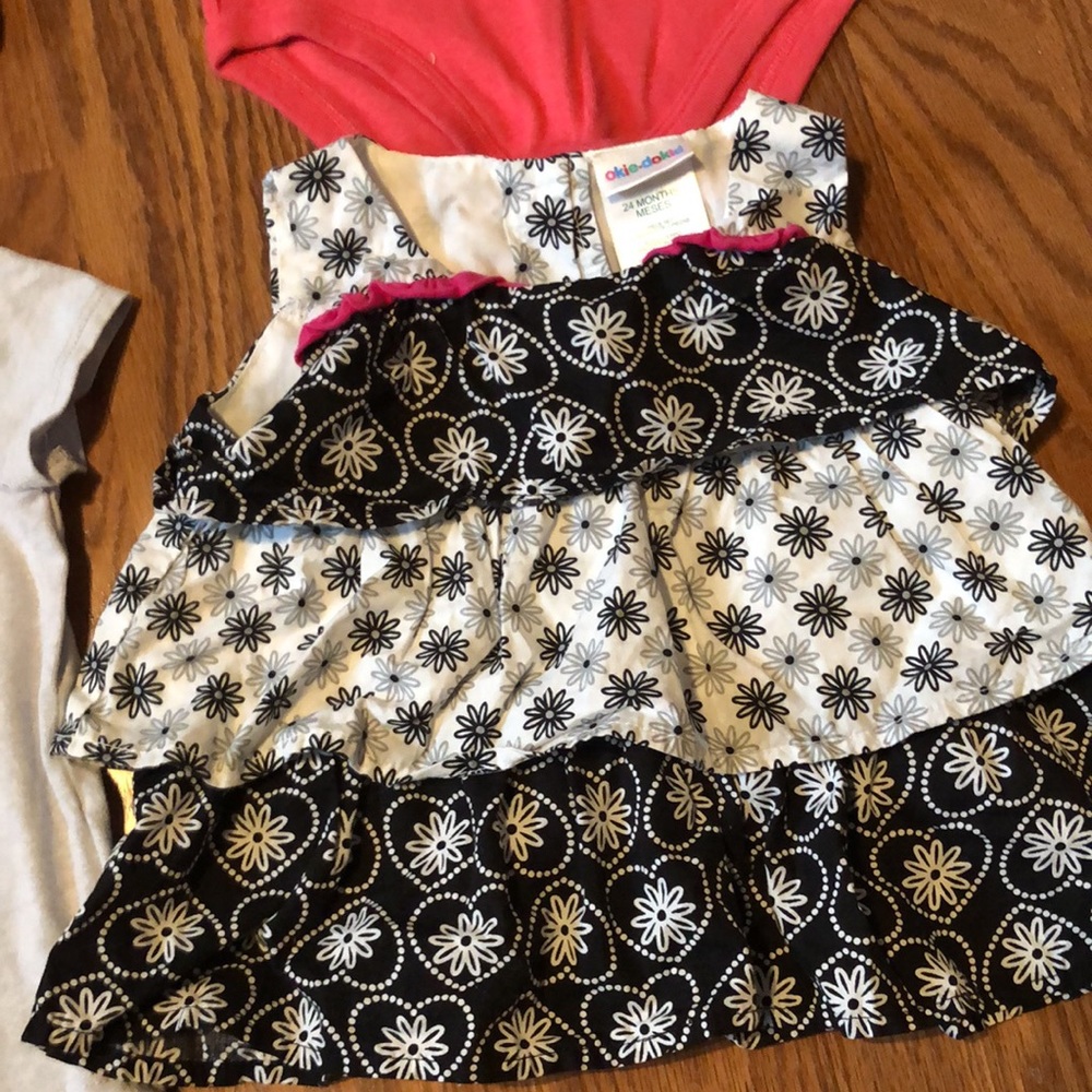 PRE-OWNED BUNDLE OF 24 MONTH OLD SHIRTS AND ONESIES. ALL ARE 24 MONTHS. - Picture 6 of 6